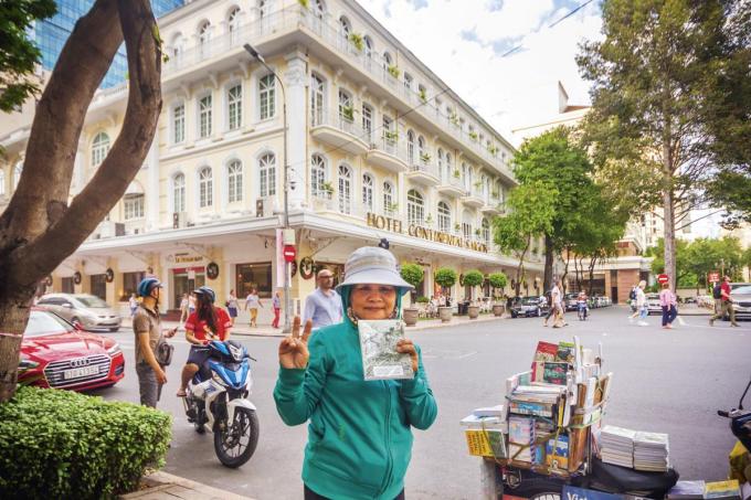 Boekverkoopster bij Hotel Continental Saigon met The Quiet American van Graham Greene. Het boek werd geschreven in een kamer in dat hotel.