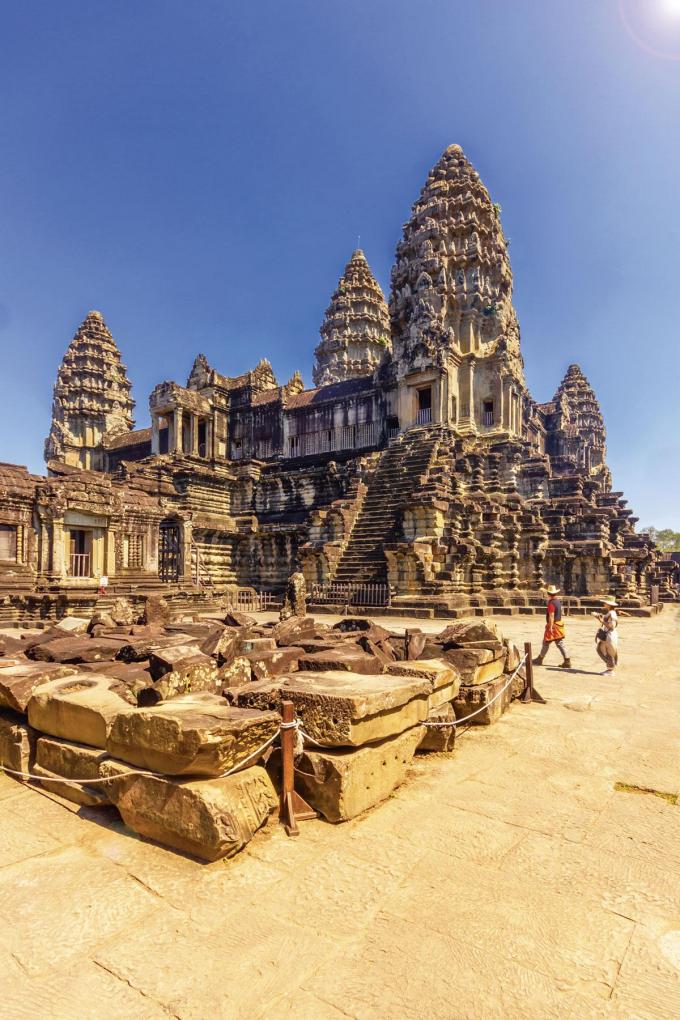 Angkor Wat is met een oppervlakte van 162 hectare ’s werelds grootste religieuze bouwwerk. Loti vlucht er voor muskieten en tijgers.