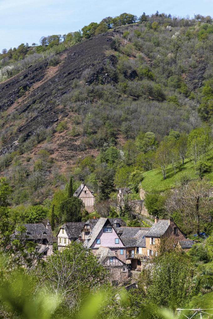 Het dorpje Conques ligt tussen groene heuvels in het noorden van de Aveyron.