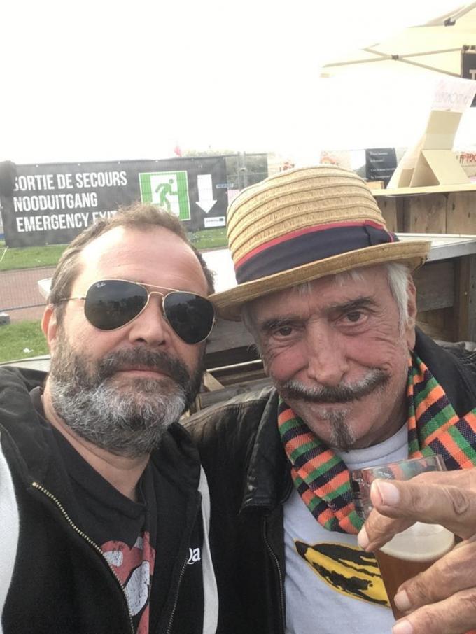 Peter Deurinck (links) ontmoette Lou Deprijck, de legendarische producer van ‘ça plane pour moi’, op een festival in Lessen. Hij strikte hem voor een optreden tijdens de Sinksen. (gf)