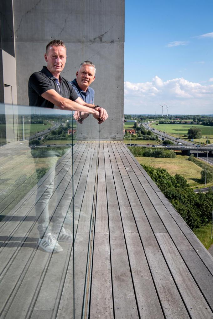 Wouter Tack en Filip Deroo loven het fantastische uitzicht vanop het terras.