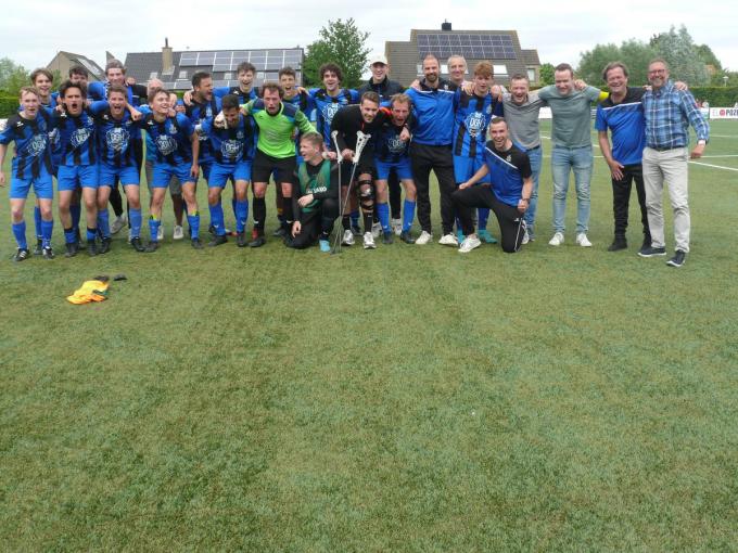 KFC Varsenare won de nacompetitie en promoveert naar eerste provinciale. Ook KSV Jabbeke vergezelt de buren naar de hogere reeks, met dank aan KSV Rumbeke. (foto's JPV)