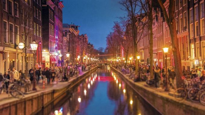 A Amsterdam, des mesures ont été prises, telles que des amendes contre les touristes fêtards irrespectueux.