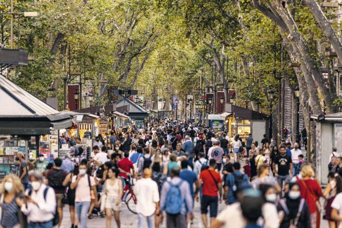 Après la pandémie, le tourisme de masse a bien repris sur la Rambla de Barcelone.