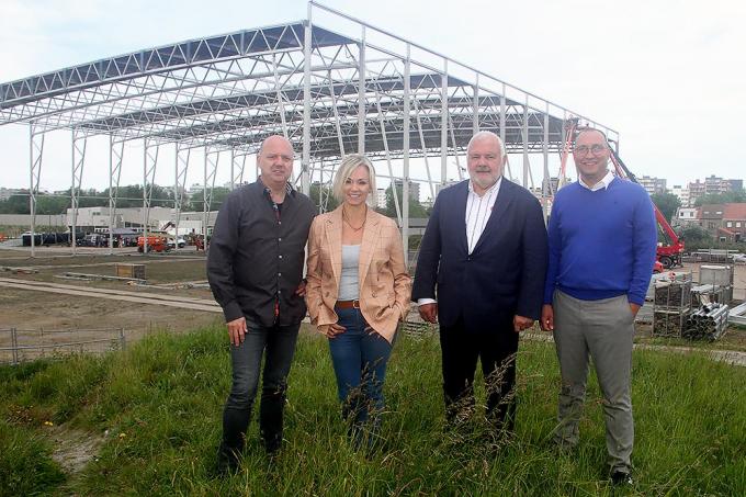 CEO Jan Van Esbroeck, Laura Lynn, burgemeester Jean-Marie Dedecker en Stefaan Haerick van Pickx.