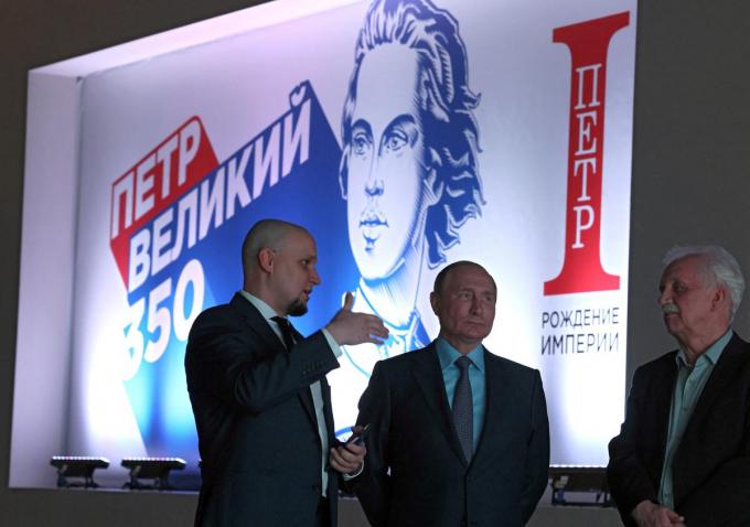 Vladimir Poetin bezoekt een tentoonstelling over tsaar Peter De Grote.