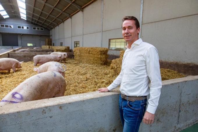 Minister van Landbouw Jo Brouns kreeg een rondleiding op de biologische varkenskwekerij.