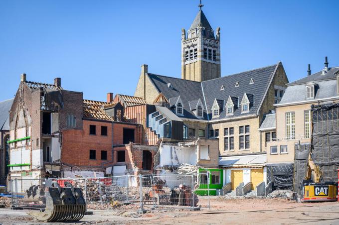 Na de sloop staat enkel nog het beschermde gedeelte van het stadhuis overeind, dat wordt straks gerenoveerd en geïntegreerd.