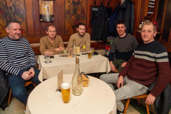 Thierry Vandecasteele, Andy Deneir, Jonathan Mestdagh, Bjorn Olivier en Jurgen Vierstraete in café Damberd dat ook opnieuw deelneemt aan Izegem Klinkt. Peter Vanackere ontbreekt.