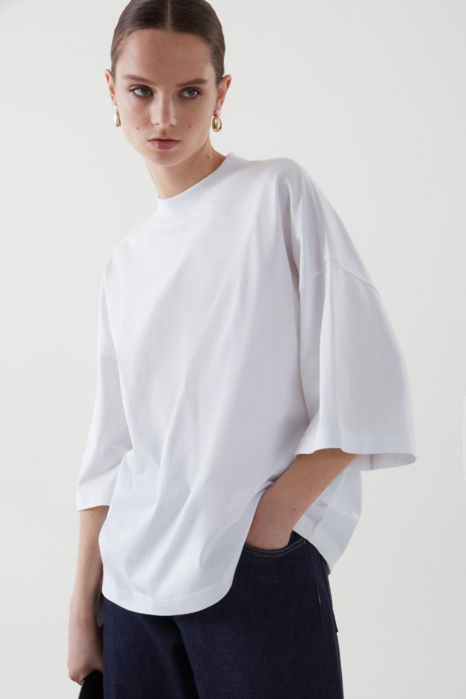 Witte T-shirt met elegante mouwen