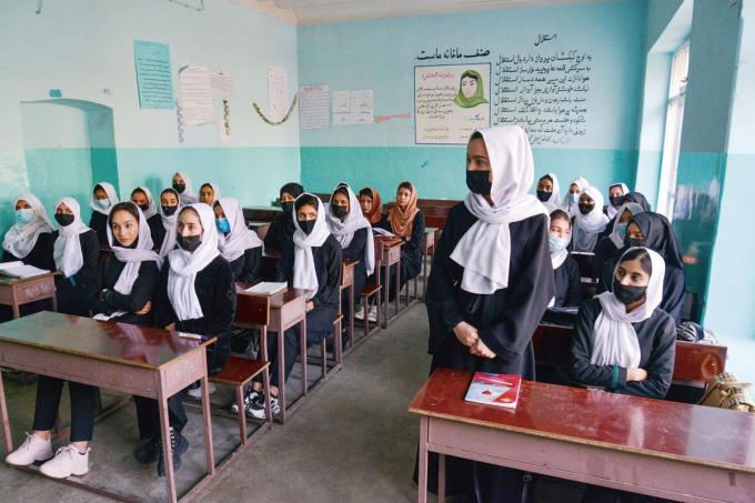 Le 23 mars 2022, les jeunes Afghanes regagnaient les bancs de l’école. Quelques heures plus tard, elles en étaient délogées sur ordre de l’aile dure des talibans.