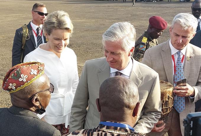 Alain Gerardy, chef de protocole de la Cour, se charge d’un tambour offert au roi à Bukavu.