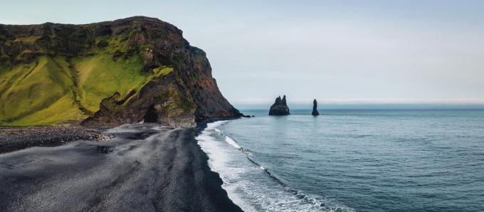 La plage de sable noir de Rynisfjara. en Islande