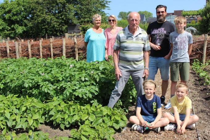 De familie Passchyn is een van de 17 gebruikers van een perceel dorpstuin. Vooraan staat Werner Passchyn met zijn kleinkinderen Boris en Maw; achteraan Diane Breem, Audrey Passchyn, Jan Deruwe en Felix. (foto LIN)