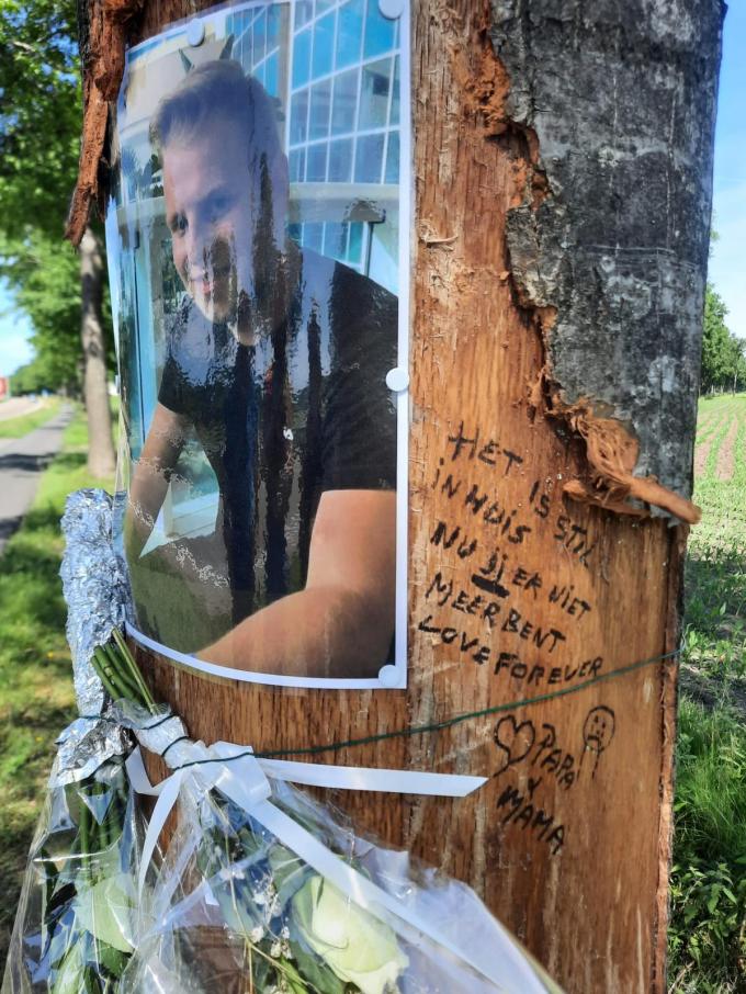 Aan de boom die Jarne fataal werd hangt nu een foto van de betreurde jongeman, de ouders lieten er ook een tekst achter.