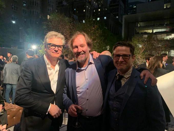 Frank staat centraal, links van hem zien we Colin Firth.
