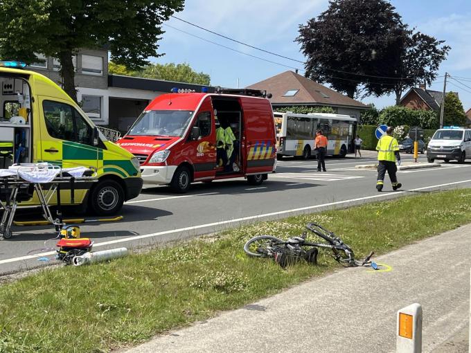Het ongeval gebeurde, toen de fietser de Roeselaarseweg in Torhout probeerde over te steken.
