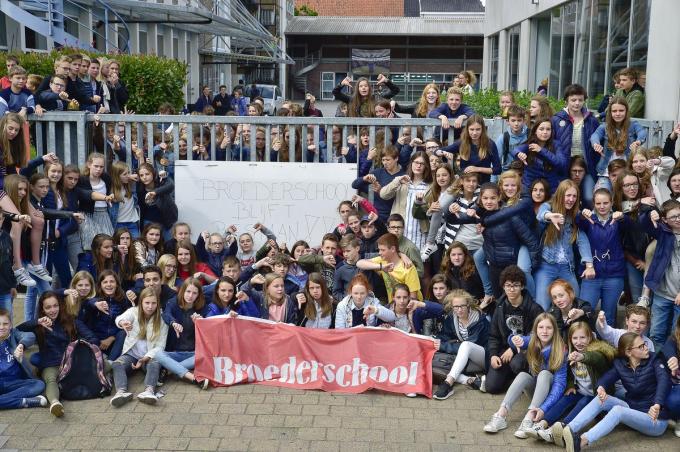 De scholieren van de Broedeschool - die opgedoekt zou worden - starten met een protestactie toen het nieuws in 2017 bekend raakte. (foto SB)