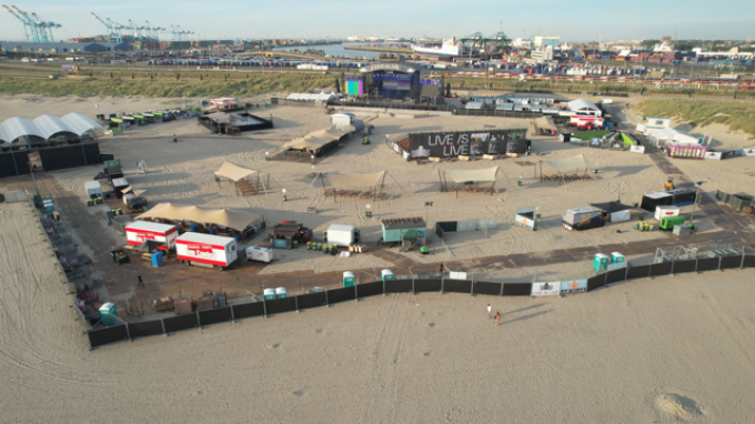 Een zicht op het fesitvaldorp op het Zeebrugse strand vanuit de lucht.