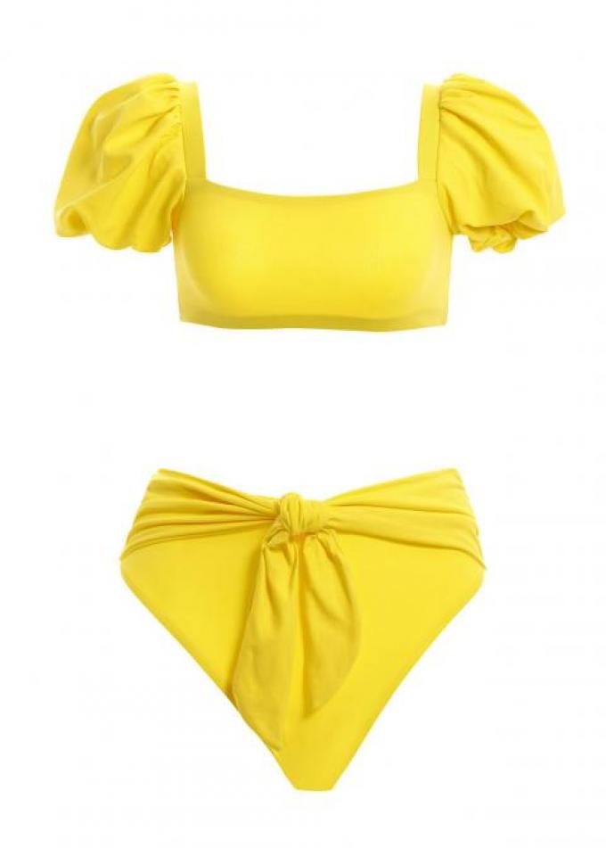 Le bikini jaune à manches bouffantes