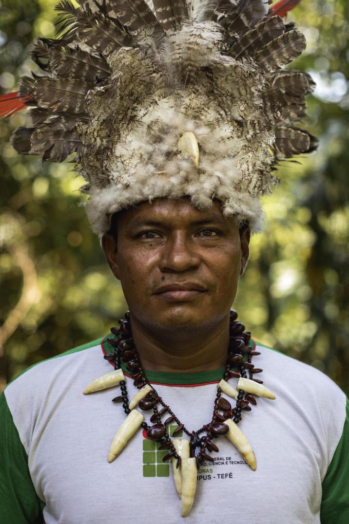 Francisco, 40 ans, de l’ethnie Ticuna, cacique de la communauté indigène de Barreira da Missão. Après la fin de la ruée vers le latex, des seringueiros se sont mêlés aux populations locales, dont ils ont hérité les savoirs. Ici, des feuilles utilisées comme antiseptique.