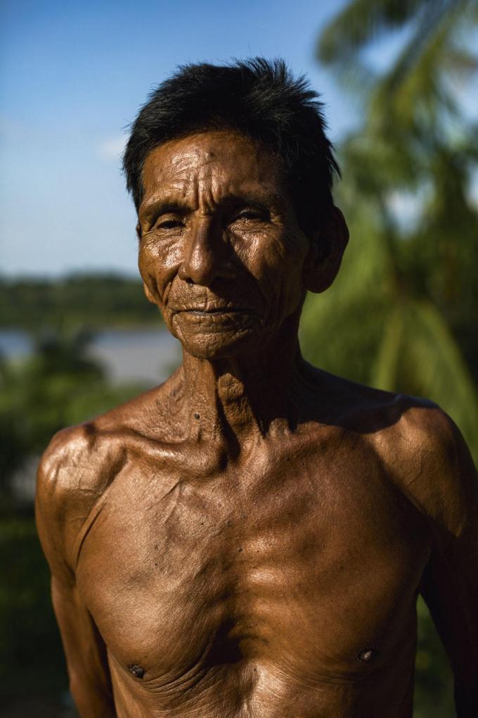 Teodoro, 86 ans, de l’ethnie Ticuna. Analphabète, ce thérapeute traditionnel étudie les plantes médicinales depuis l'âge de 20 ans.