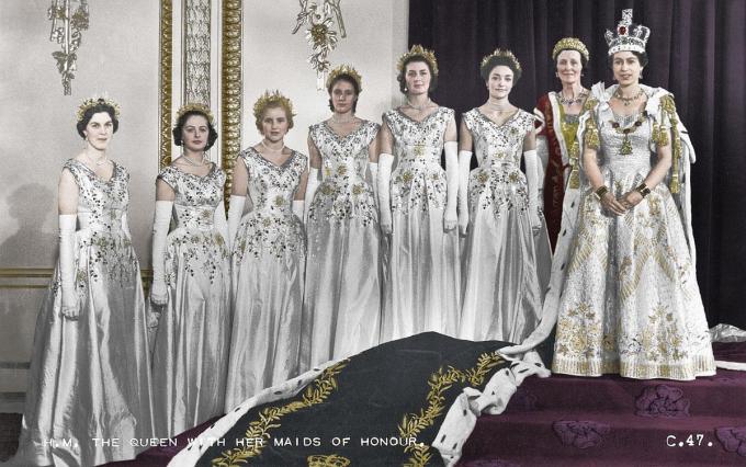 Bij de kroning van koningin Elizabeth was Anne een van haar maids of honour. “Aan de ingang van Westminster Abbey draaide de koningin zich om en vroeg: 'Ready, girls?'”