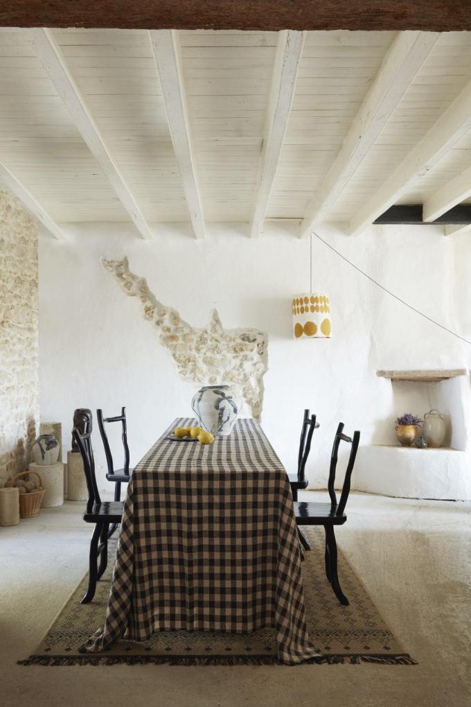 De eetkamer met keramiek van de lokale kunstenares Brigitte Penicaud. De plafondlamp met okerkleurige stippen is van OSH maison artisanale.
