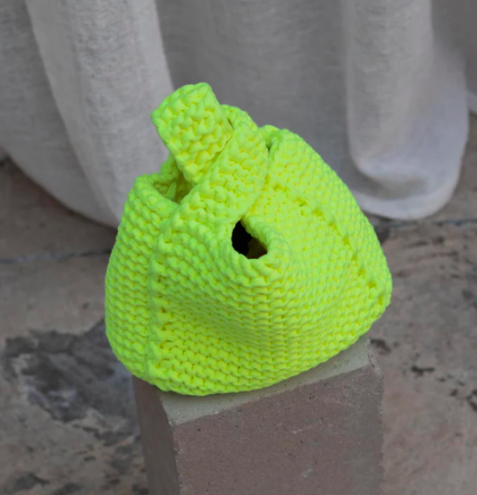 Neon-gele knitted handtas