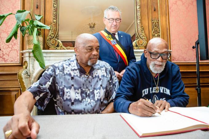 Tommie Smith en John Carlos ondertekenen het gulden boek van de stad Brugge.