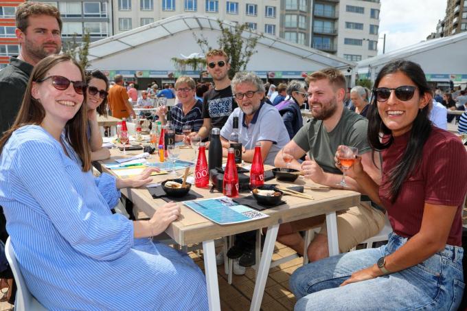 Veel volk op het zonovergoten Zeeheldenplein voor de achtste editie van het culinair evenement 'A l'Ostendaise'.