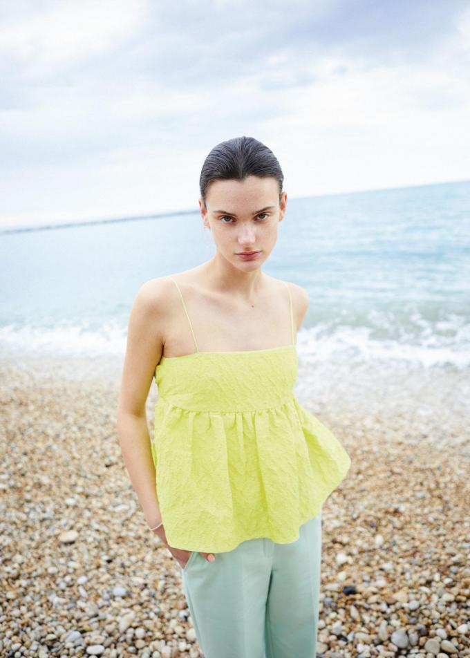 Top en tissu cloqué jaune, Cecilie Bahnsen @ MyTheresa. Pantalon en coton et Nylon vert pastel, Marie Méro.