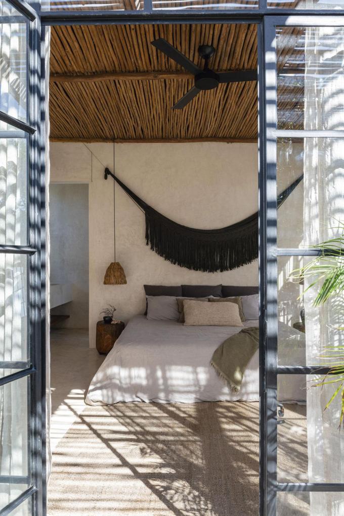 La chambre de la maison de vacances de l’architecte Eduardo Valdes et du photographe-journaliste Alexander Landsberg donne sur la cime des arbres du jardin. Elle est décorée avec des textiles de Zara Home et des lampes et accessoires fabriqués localement.