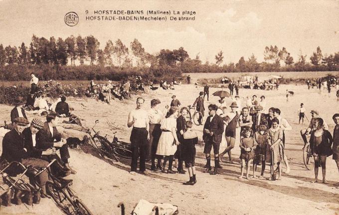 1910. Veel mensen kwamen met de fiets, die heel populair begon te worden.