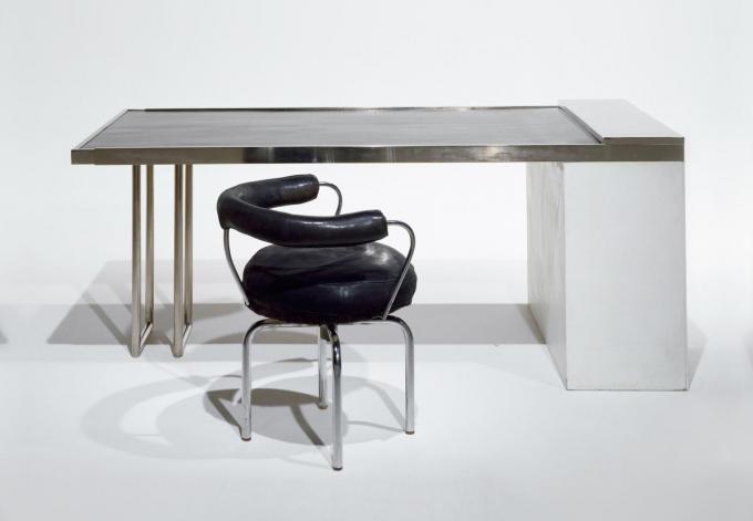 Een uitschuifbare tafel en stoel van Charlotte Perriand uit 1927.