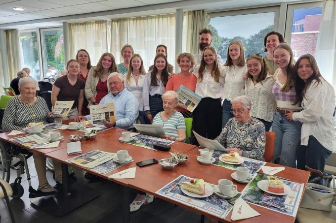 Op foto enkele rusthuisbewoners met een aantal leden van het Voorlopig Bewind, wooncoördinator Griet Vermeulen, woonassistent Isabelle Verfaillie, directeur Yper Museum Sandrin Coorevits, directeur Zorg en Logistiek Nathalie Caron, educatief medewerker Musea Yper Wouter Sinaeve en schepen voor Welzijn Eva Ryde. (Foto EG)