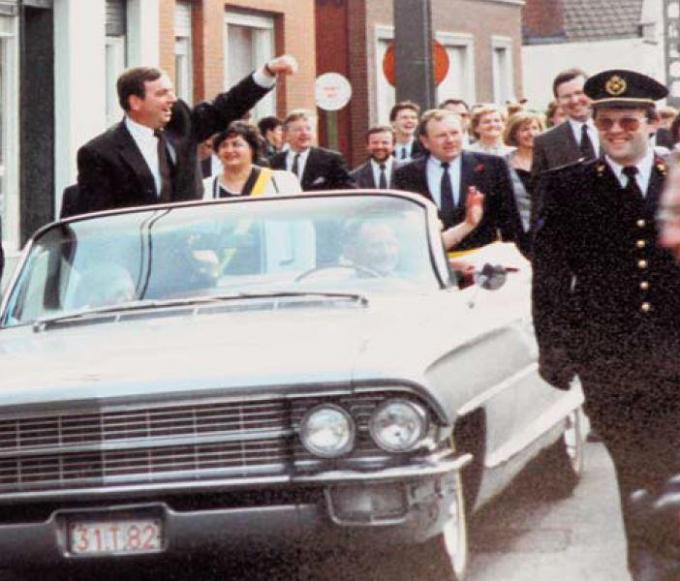 Een beeld uit april 1989: Karlos Callens wordt feestelijk ingehuldigd als burgemeester.