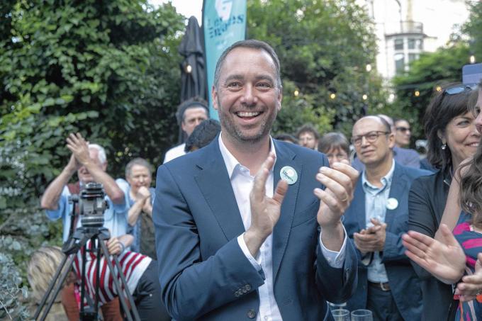 Maxime Prévot a été réélu à la tête des Engagés. Mais la nouvelle orientation du parti est loin d'être applaudie par tous.