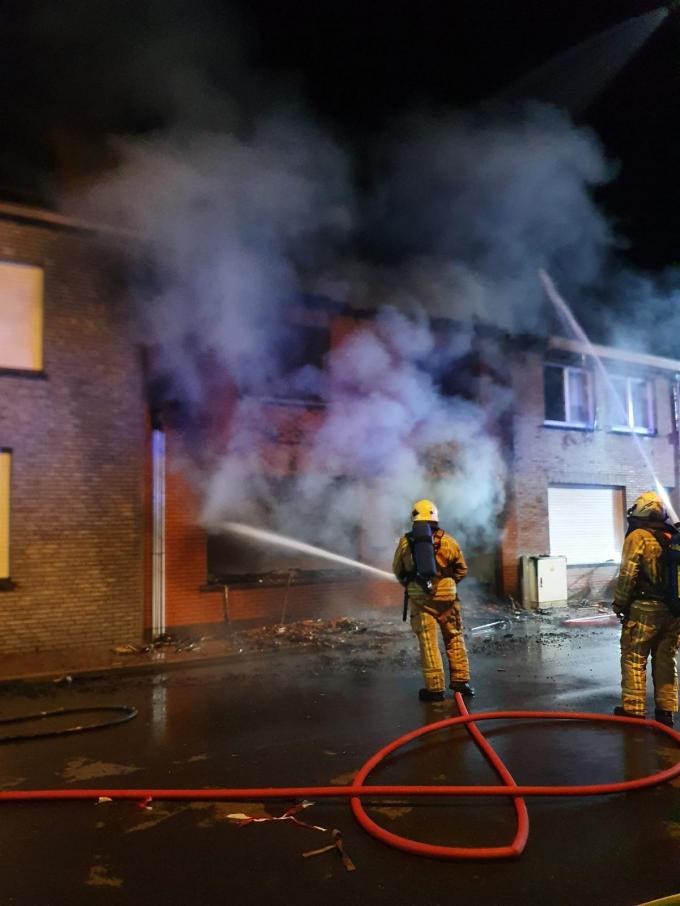 De brandweer deed er alles aan om andere huizen te vrijwaren.