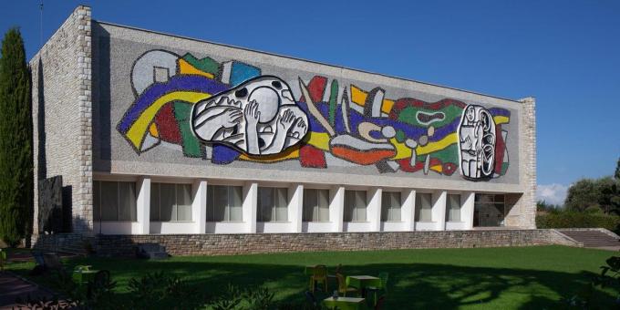 A work by the master himself on a facade of the Musée National Fernand Léger