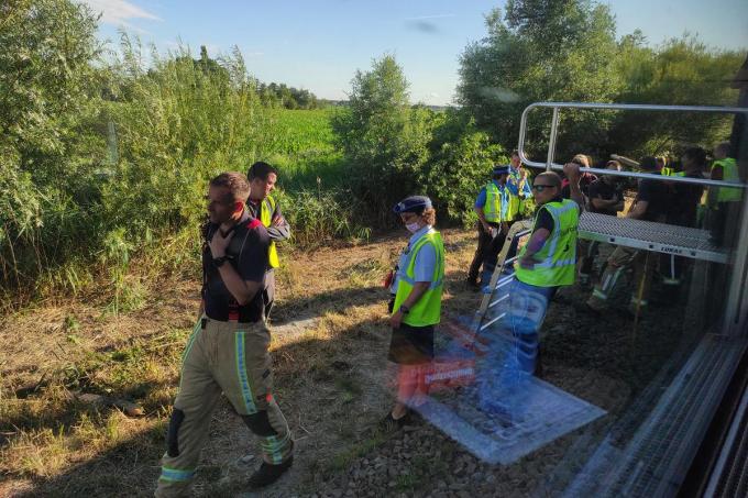 Er waren ladders nodig om de passagiers uit de trein te helpen, want de trein bevond zich op een verhoogde berm