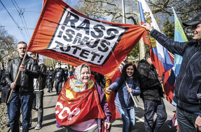 Betogers in Frankfurt eisen meer verdraagza amheid tegenover Russen in Duitsland.