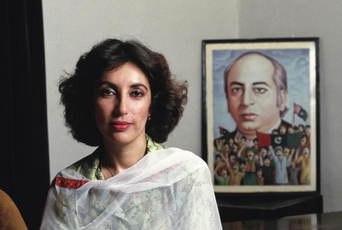 Zulfikar Ali Bhutto et sa fille Benazir tenteront d’asseoir la démocratie au Pakistan, entre des épisodes de pouvoir militaire.