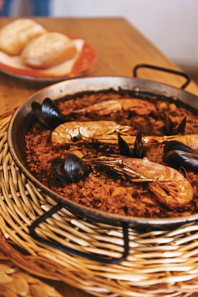 La paella, plat traditionnel espagnol. A déguster de préférence dans un restaurant d'où l'on aperçoit la mer.