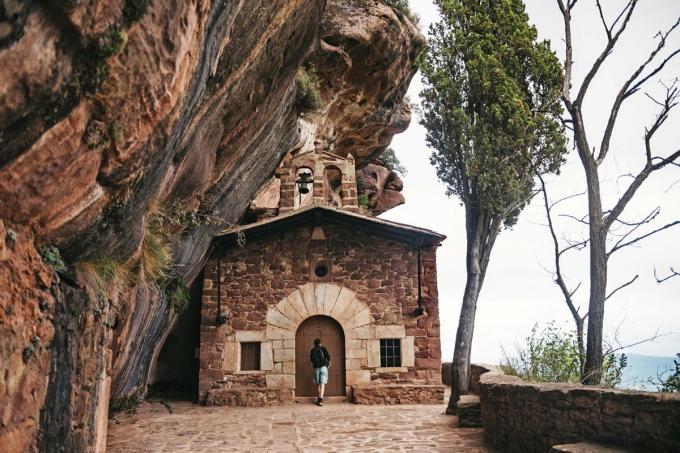 L'Ermita de l'Abellera est creusée dans la roche. Pour en obtenir la clé, il suffit de s'adresser à l'office de tourisme de la ville de Prades.