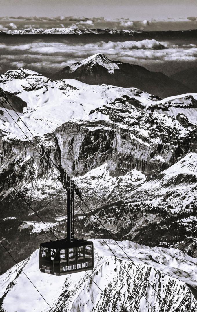 La montagne a perdu un peu plus de sa virginité avec la construction des téléphériques au début du XXe siècle (ici, le funiculaire de l’Aiguille du Midi, survolant la vallée de Chamonix).