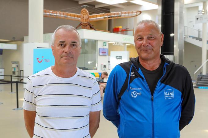 Brandweermannen Dirk Meerschaut (links) en Pascal Van Assche maakten samen met de overige leden van peloton 1 de aircrash op de luchthaven mee.