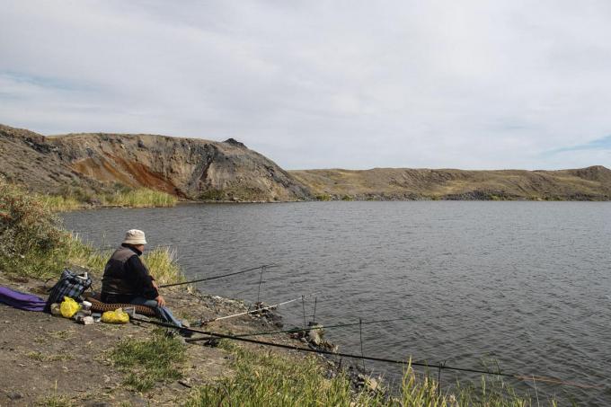 CHAGANMEER, KAZACHSTAN Vissers lijken zich van geen kwaad bewust aan het ‘Atomic Lake’.