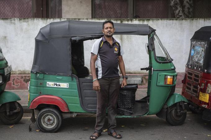 Samith Da Santa Perreira, conducteur de tuk-tuk à Colombo, a vu son métier dépérir en raison des pénuries d’essence qui allongent les files d’attente devant les stations-service.