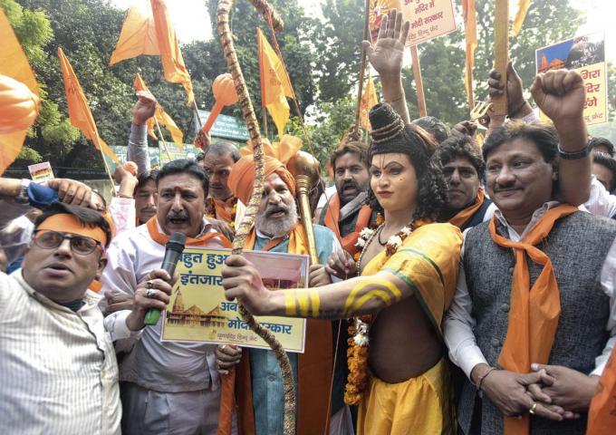 Des nationalistes hindous manifestent à Ayodhya, au nord de l’Inde, pour réclamer la construction d’un temple sur un site où s’élevait, jusqu’en 1992, la mosquée de Babri.